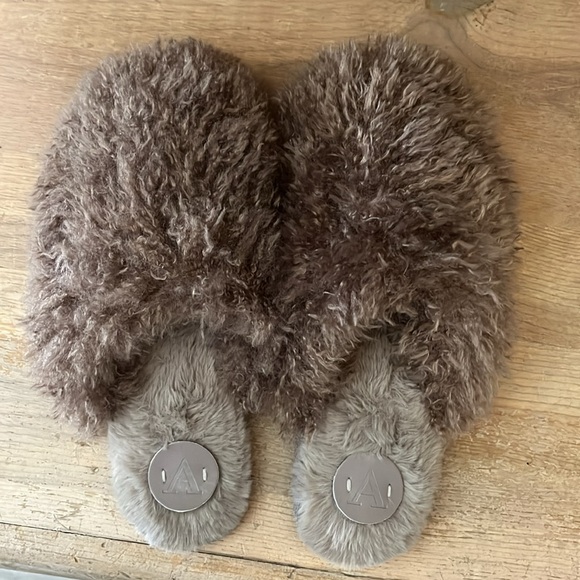 Anthropologie Teddy Slide Slippers Fuzzy Size Small (5-6) Faux Fur Soft Brown - Picture 4 of 8